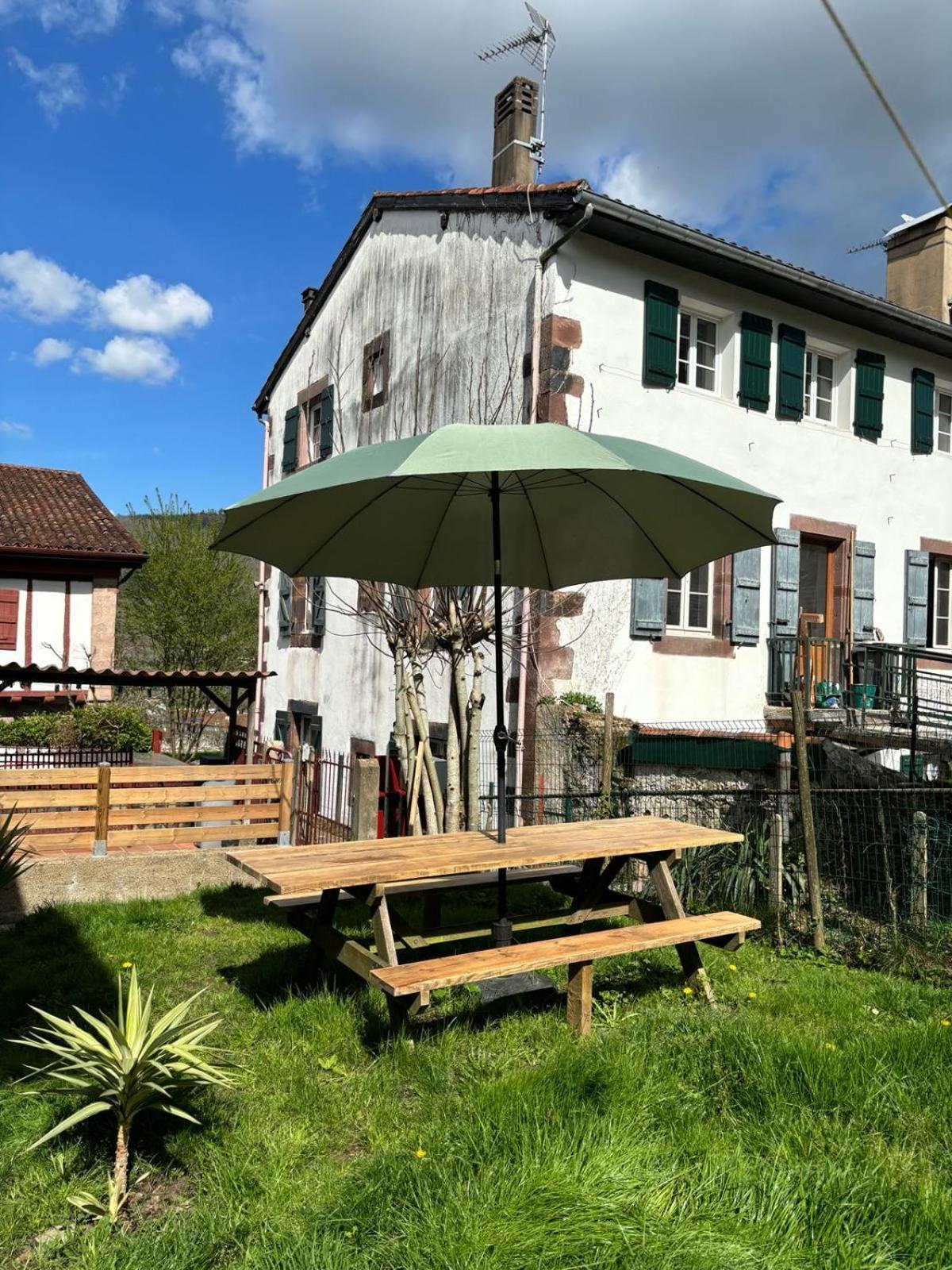 Maison Au Coeur De La Rue Pietonne Saint-Jean-Pied-de-Port Esterno foto